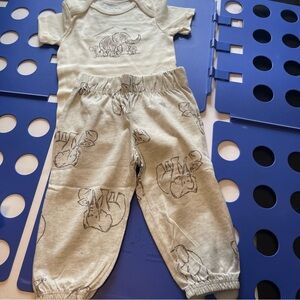 Carters Adorable Elephant Print Baby Outfit. 9 months. NWT